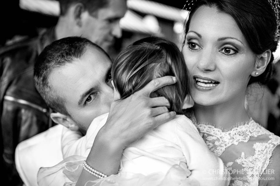 Photo en noir et blanc d'un petit calin de papa et maman pendant un reportage de mariage © 2015 Christophe Letellier all rights reserved. 